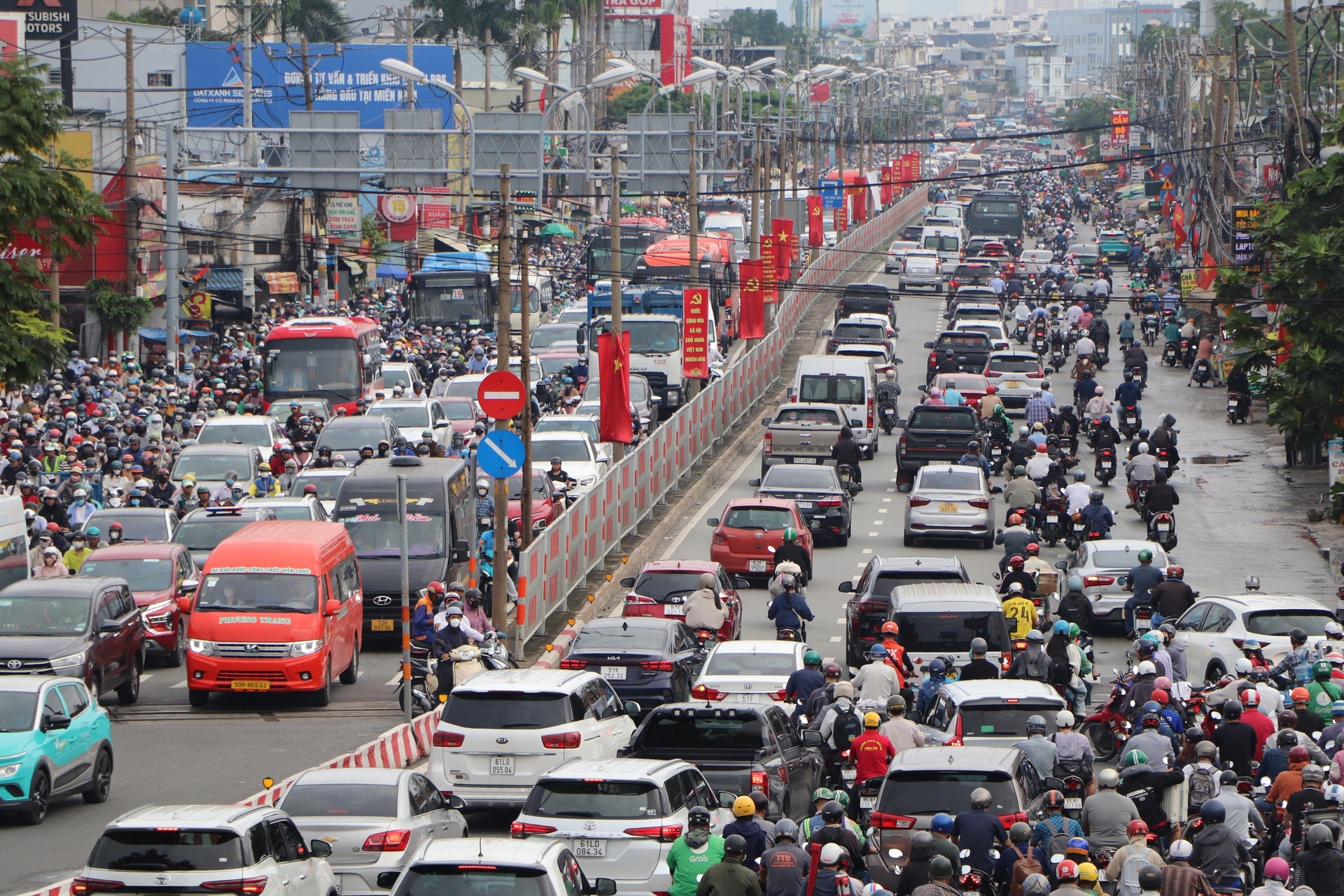 Ket xe tren quoc lo 13